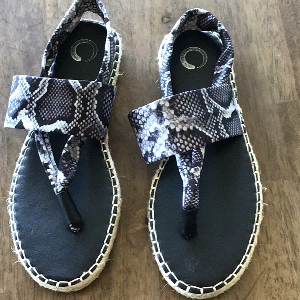 Black snake print fabric sling thong sandals Sz 8.5 similar to Sandi
